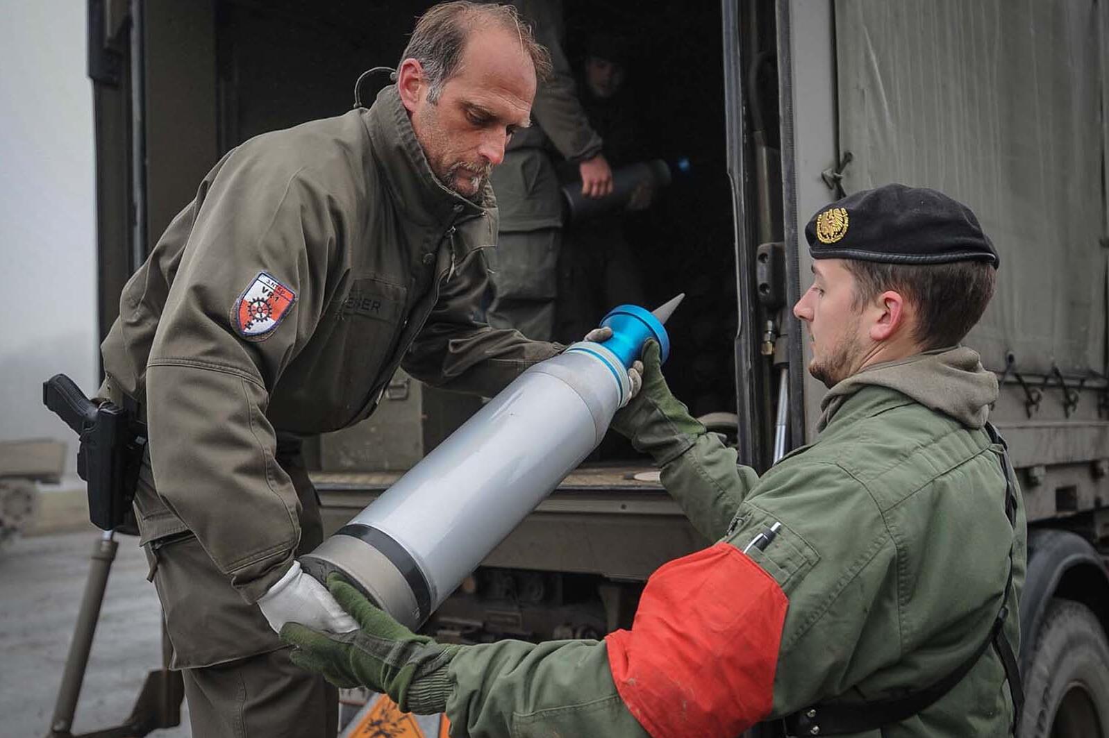 Soldaten entladen Munition für einen Kampfpanzer.