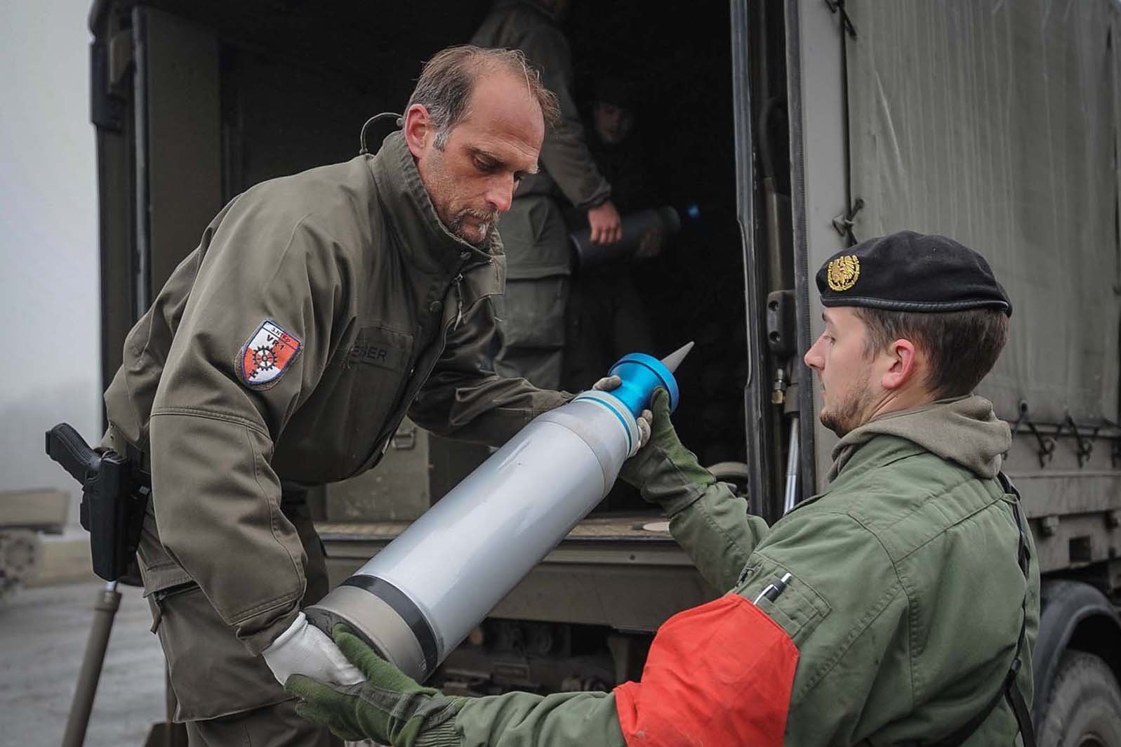 Soldaten entladen Munition für einen Kampfpanzer.