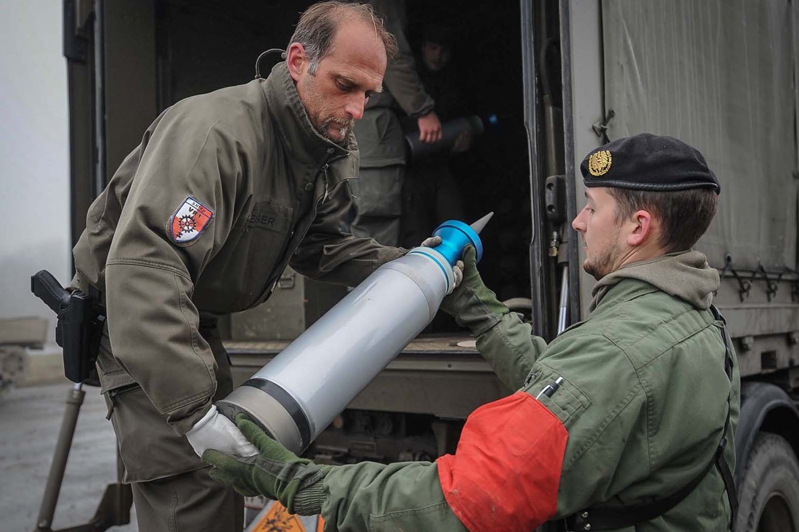 Soldaten entladen Munition für einen Kampfpanzer.