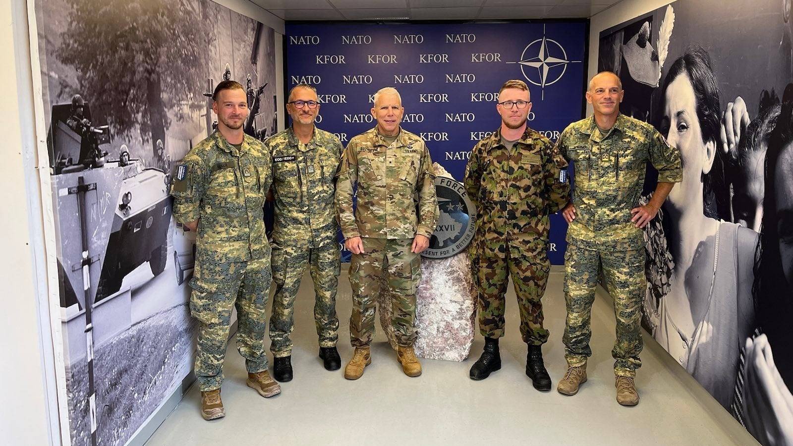 Die ausgezeichneten Soldaten mit Brigadier General John Bozicevic (US), 3.v.l., und Oberst Berthold Sandtner, dem österreichischen Kontingentskommandanten, r.