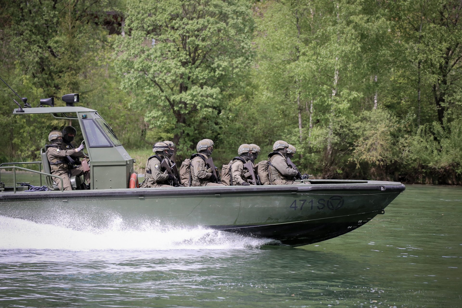 Villacher Pioniere trainieren mit einem Sturm- und Flachwasserboot.