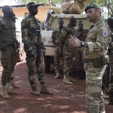 Österreichische und malische Soldaten während der Schulung 