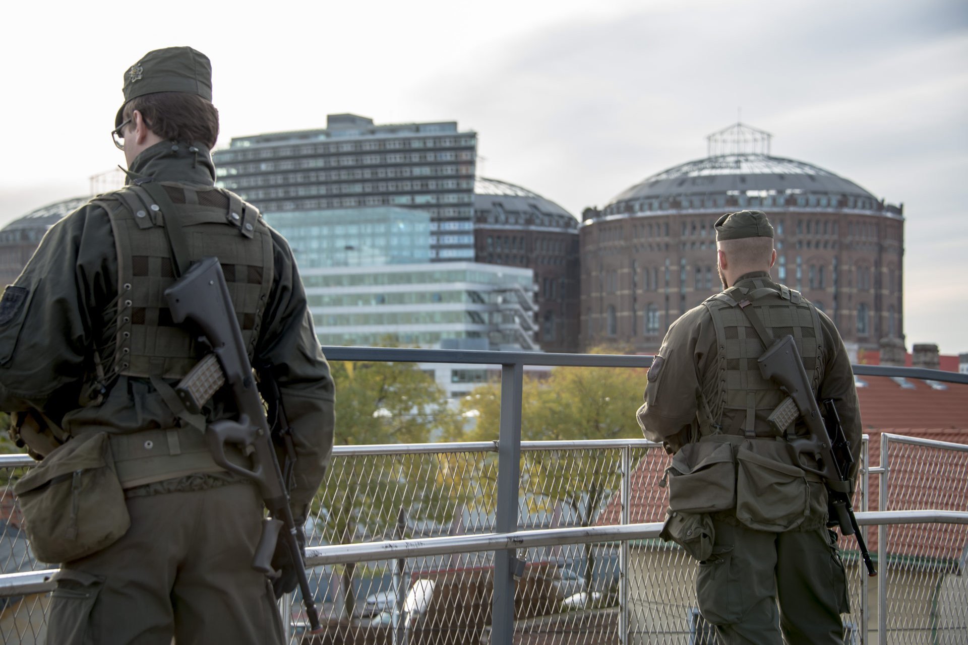 Milizsoldaten des Jägerbataillons Wien 2 überwachen während einer Übung kritische Infrastruktur in der Nähe der Gasometer in Wien.