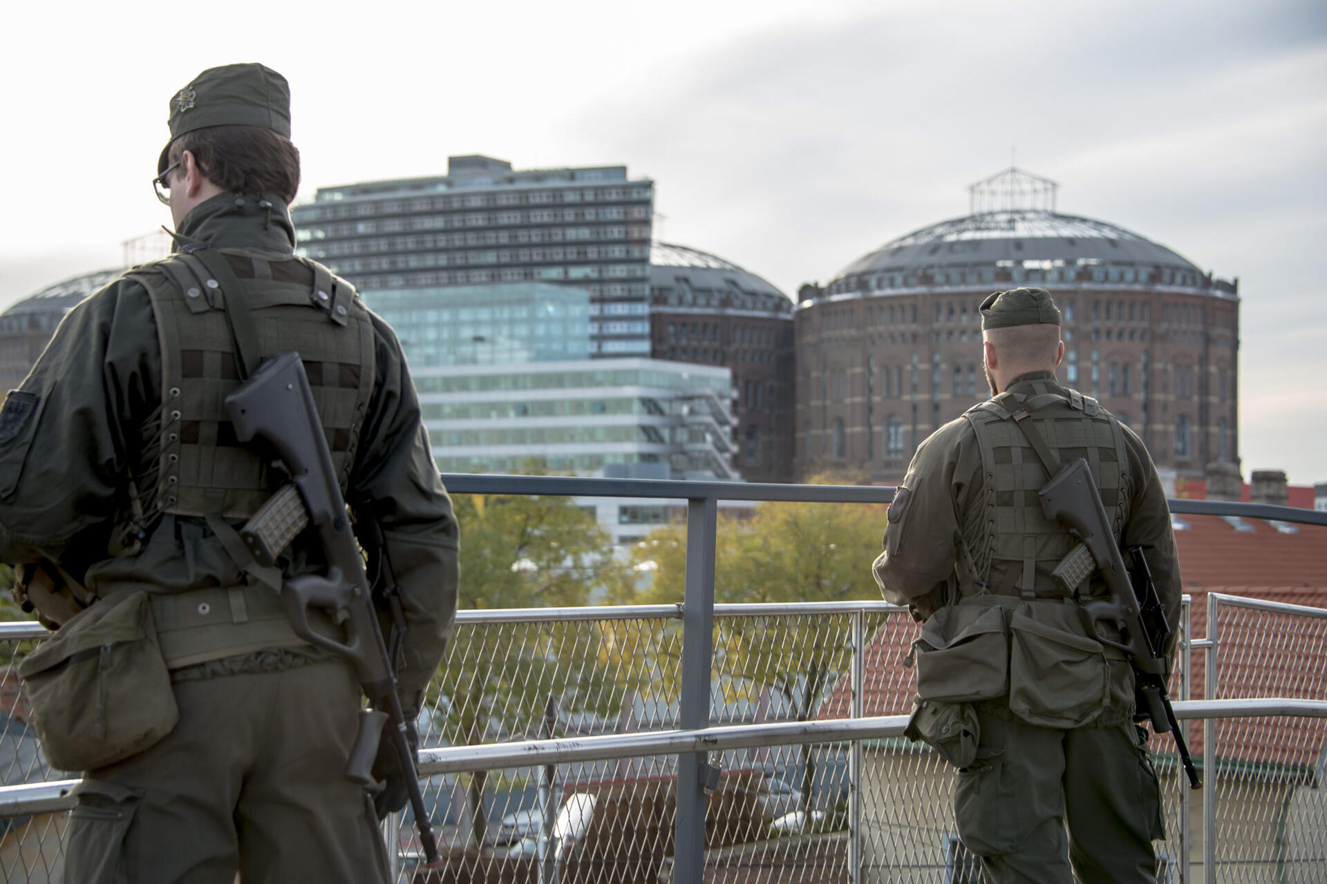 Milizsoldaten des Jägerbataillons Wien 2 überwachen während einer Übung kritische Infrastruktur in der Nähe der Gasometer in Wien.