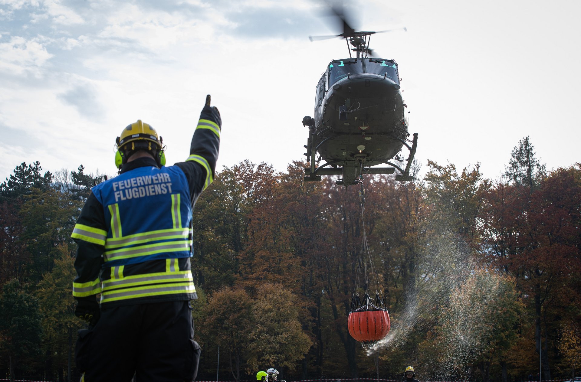 Ein Hubschrauber des Bundesheeres bekämpft einen Waldbrand im niederösterreichischen Rax-Gebiet.