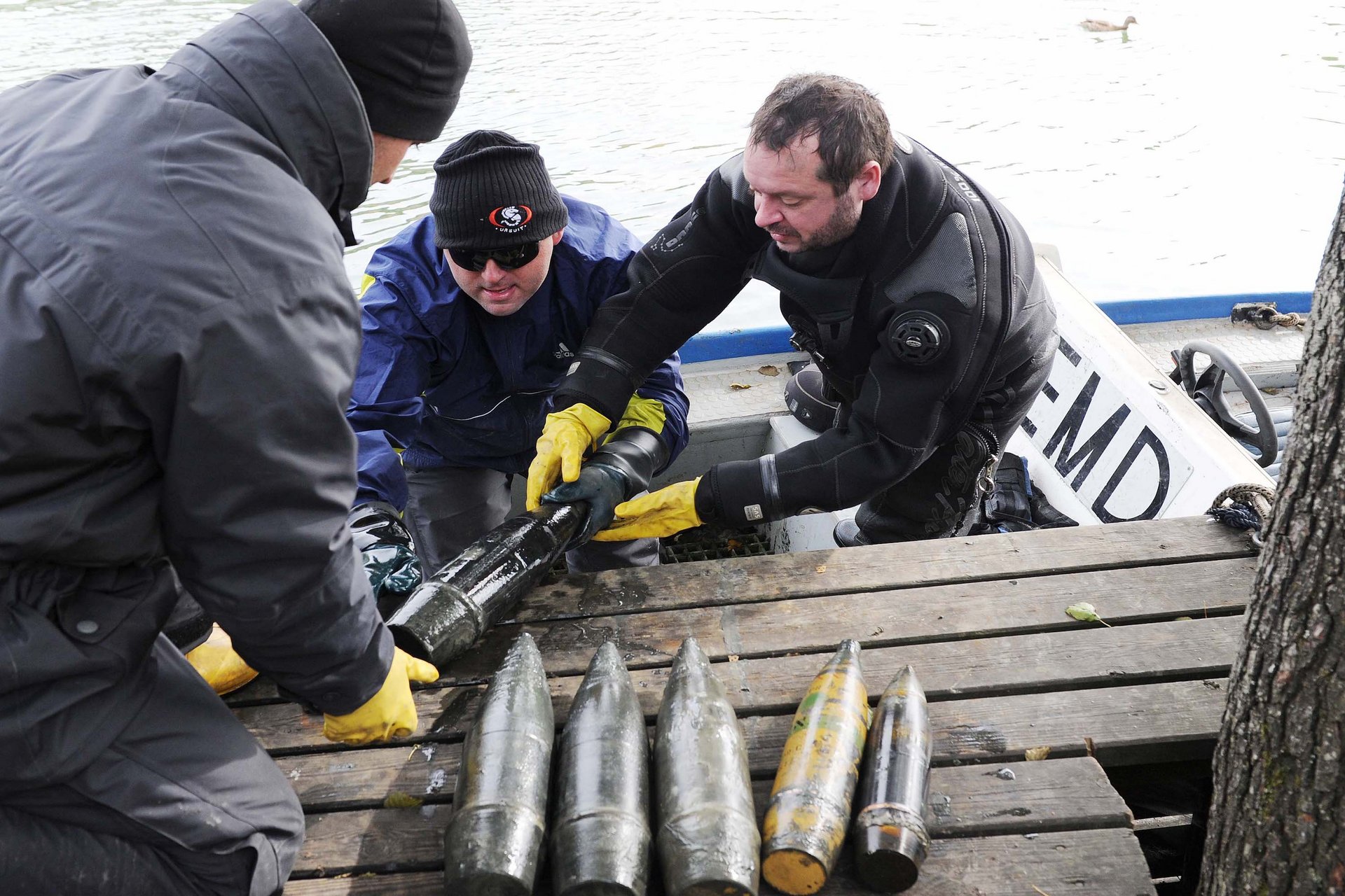 Bei einem Taucheinsatz des EMD am Ossiachersee wurden Kriegsrelikte geborgen