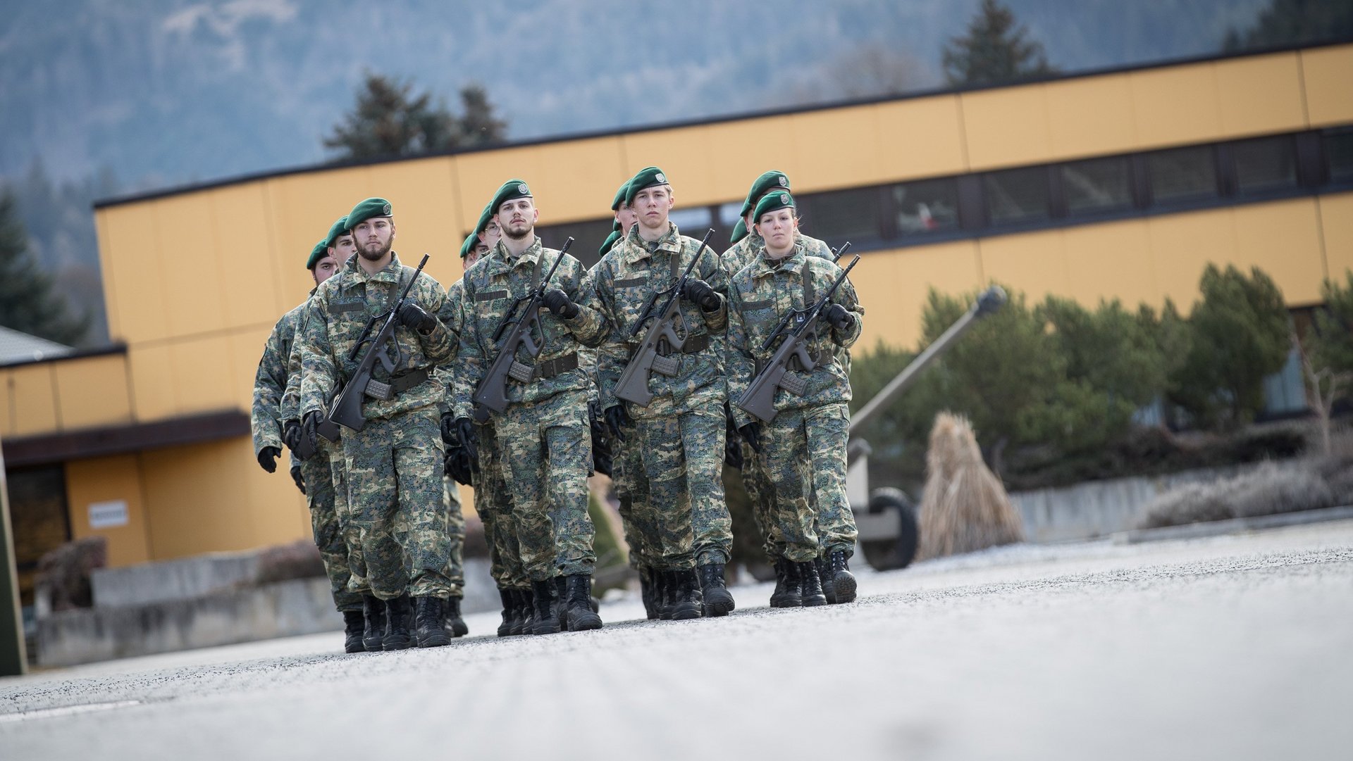 Eine Gruppe von Soldaten marschiert im Schritt.