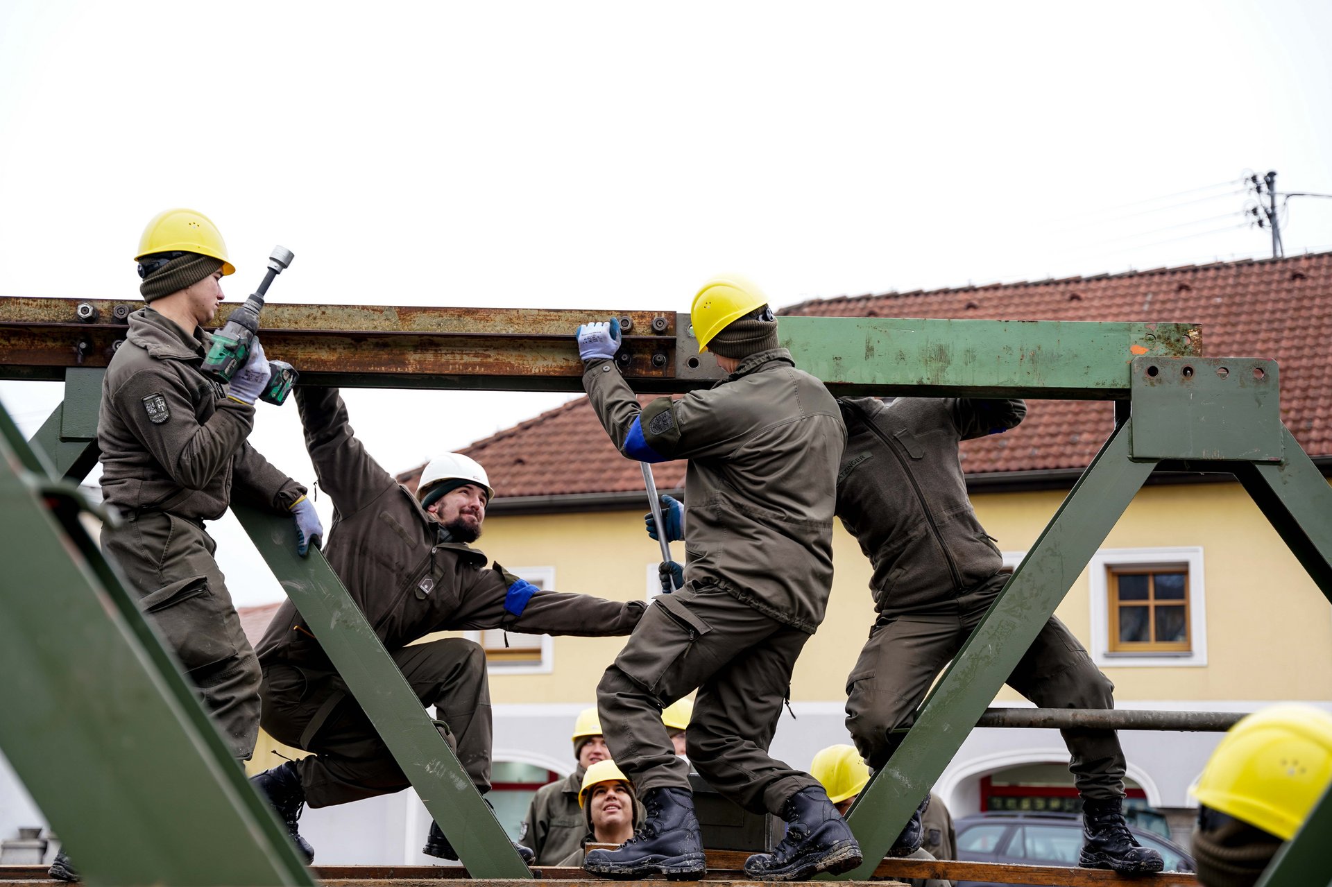 Pioniere errichten eine Brücke.