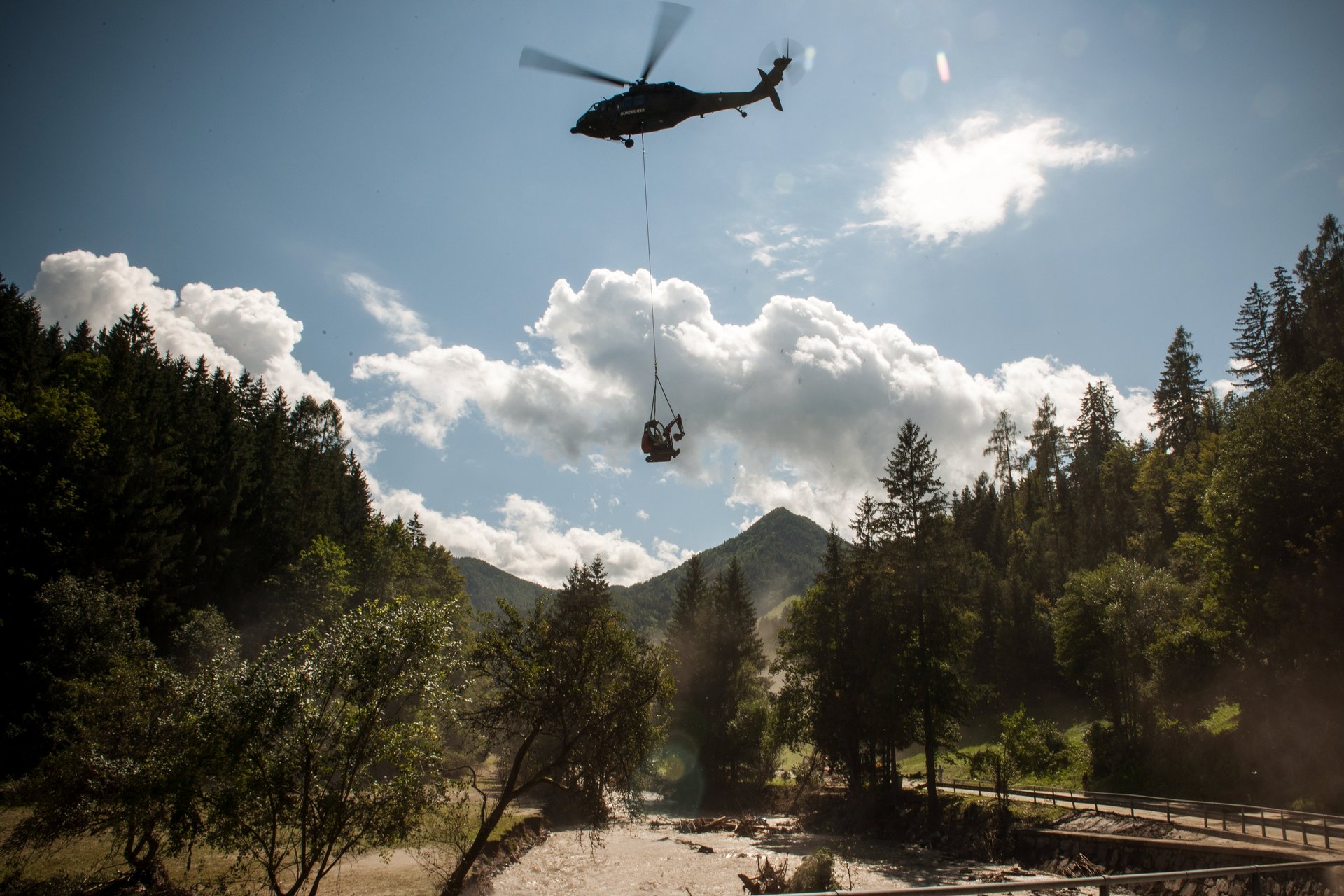 Ein S-70 "Black Hawk" hilft in Slowenien nach schweren Unwettern.