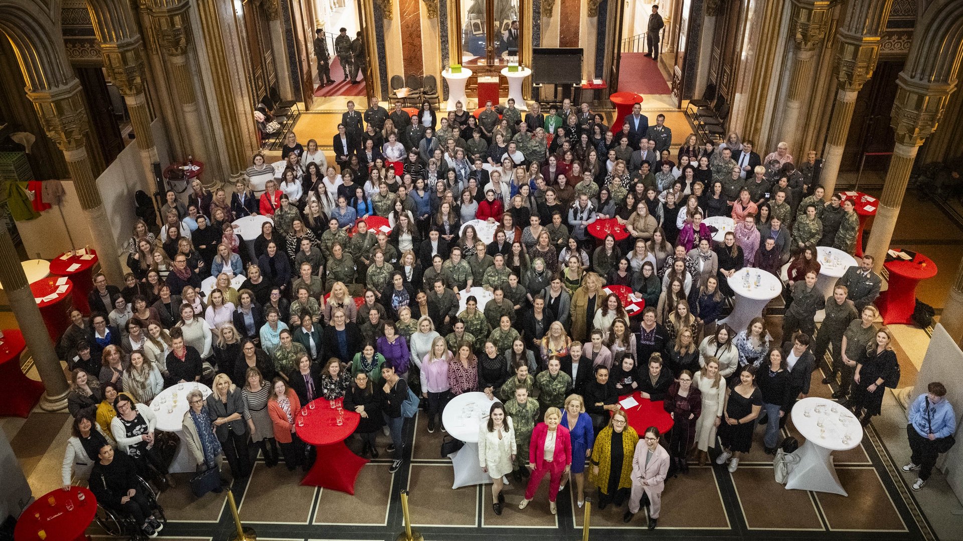 Klaudia Tanner mit über 250 Soldatinnen und weiblichen Zivilbediensteten im Heeresgeschichtlichen Museum.