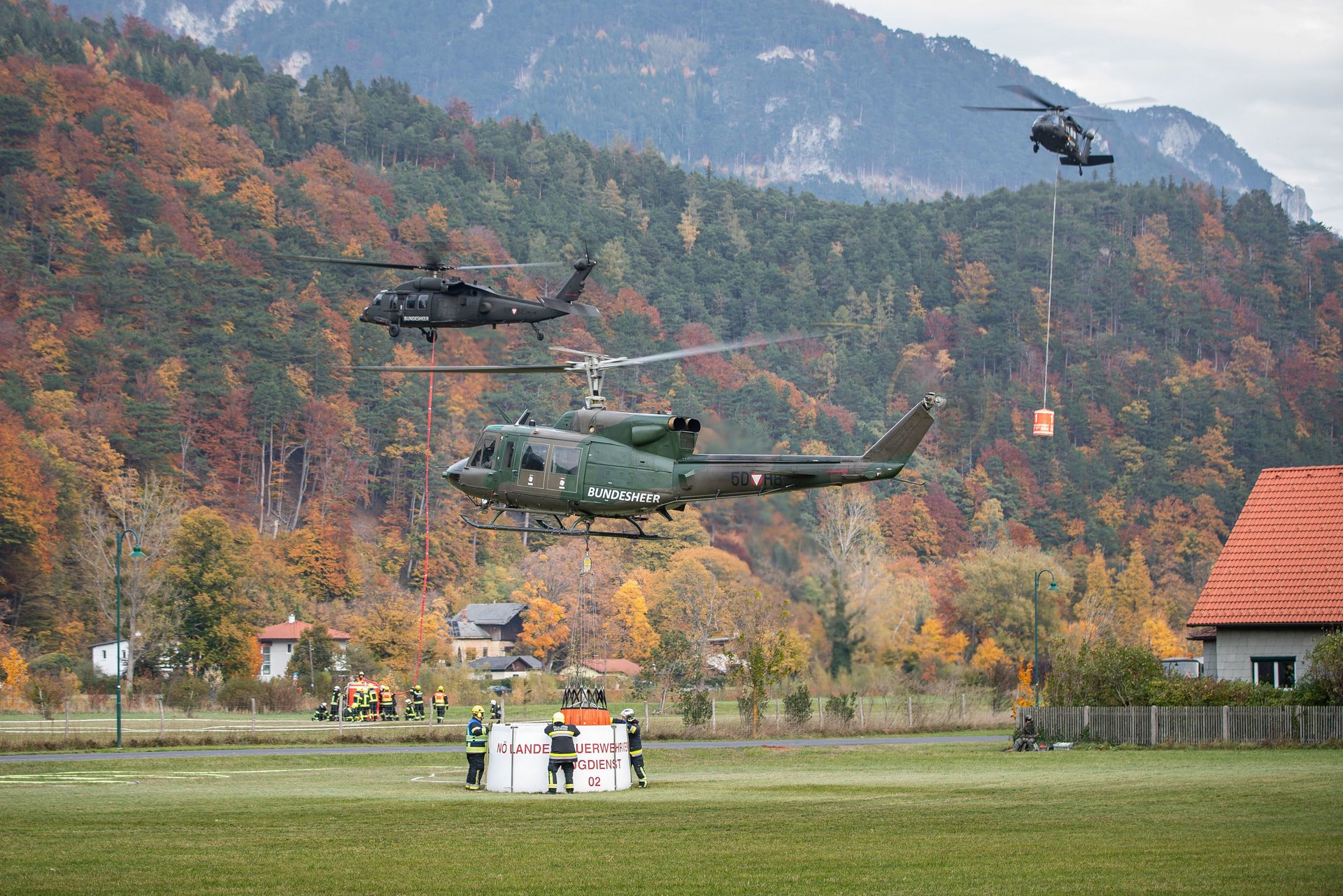 Hubschrauber des Bundesheeres bekämpfen einen Waldbrand im niederösterreichischen Rax-Gebiet.