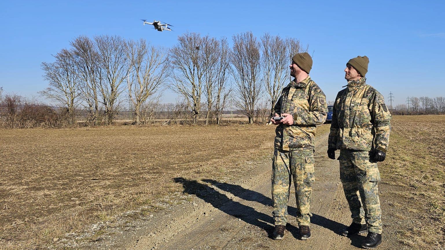 Militärdrohnenbediener trainieren mit kleinen Drohnen.