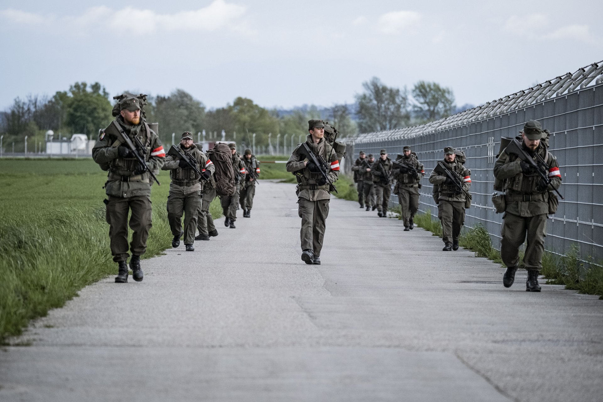 Milizsoldaten des Jägerbataillons Oberösterreich auf Patrouille während einer Übung.