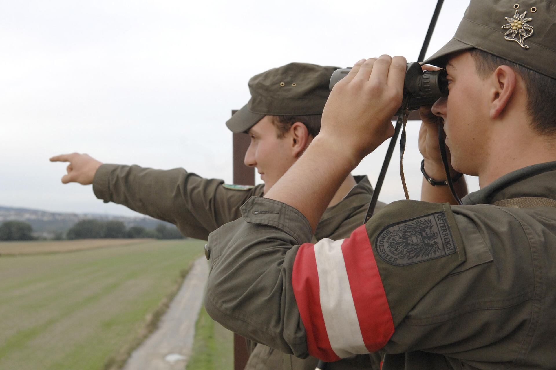 Soldaten überwachen die Staatsgrenze zu Ungarn.