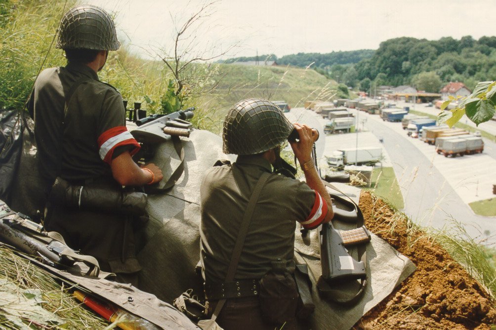 Zwei Soldaten überwachen mittels Fernrohr den Grenzübergang Spielfeld