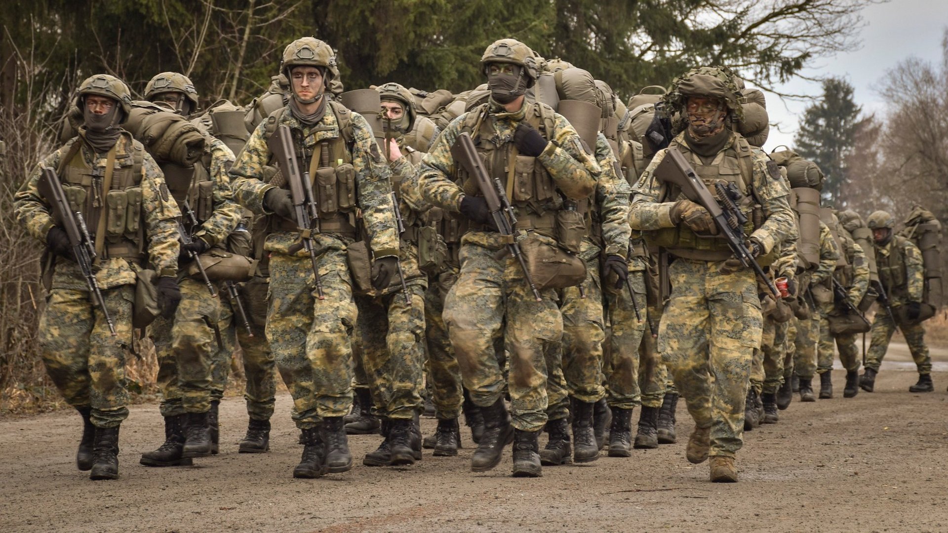 Die Soldaten schlossen ihre Basisausbildung ab.