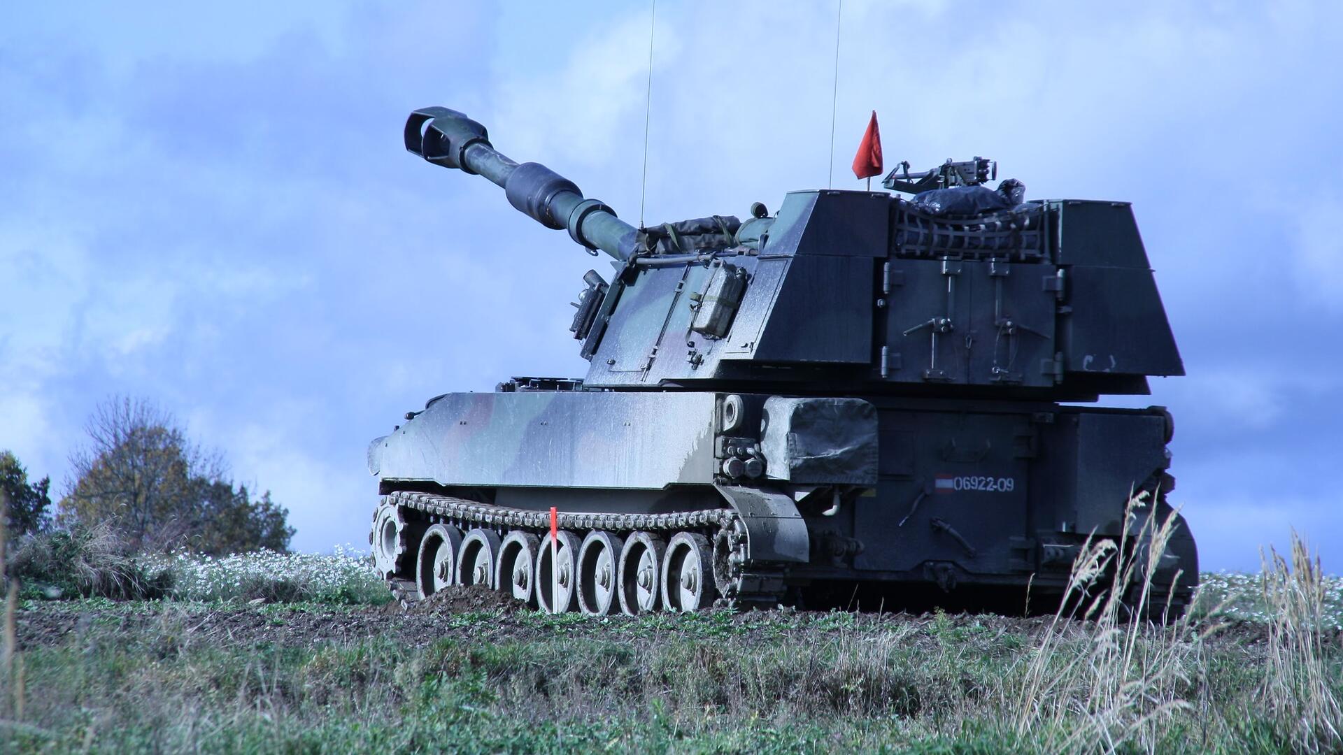 Die Panzerhaubitze M-109 A5Ö ist gefechtsbereit im Feuerstellungsraum.