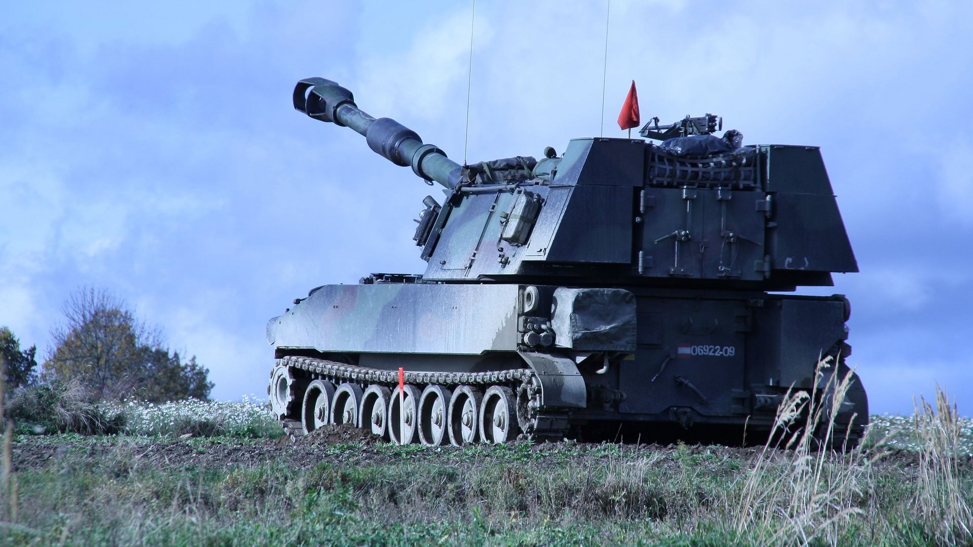 Die Panzerhaubitze M-109 A5Ö ist gefechtsbereit im Feuerstellungsraum.