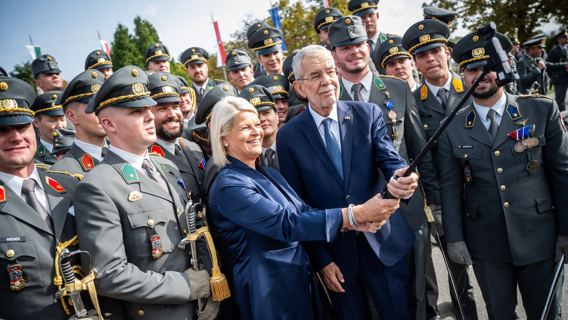 Ein Selfie mit Verteidigungsministerin Klaudia Tanner und Bundespräsident Alexander Van der Bellen.