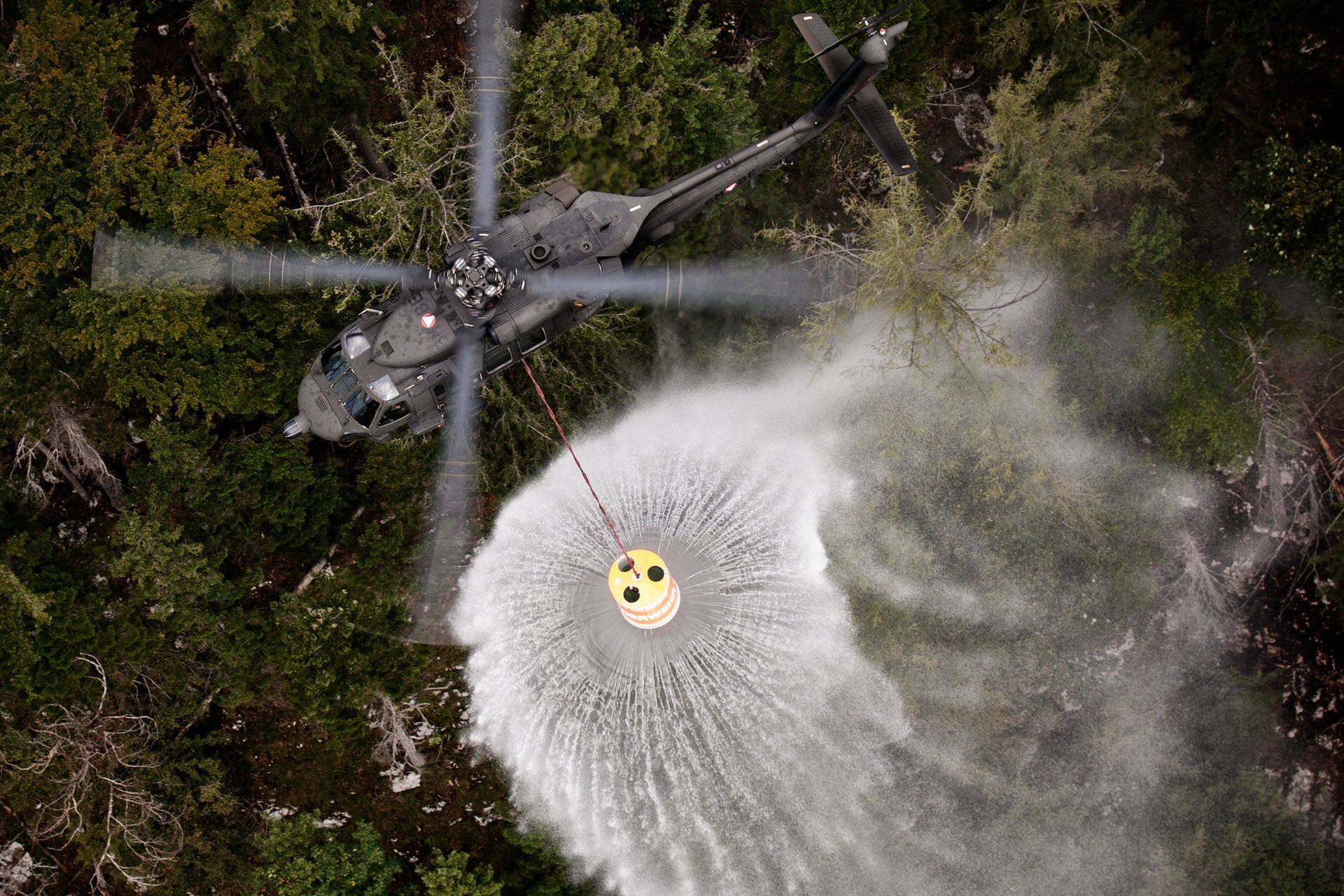 3.000 Liter Wasser werden von einem S-70 "Black Hawk" abgeworfen.