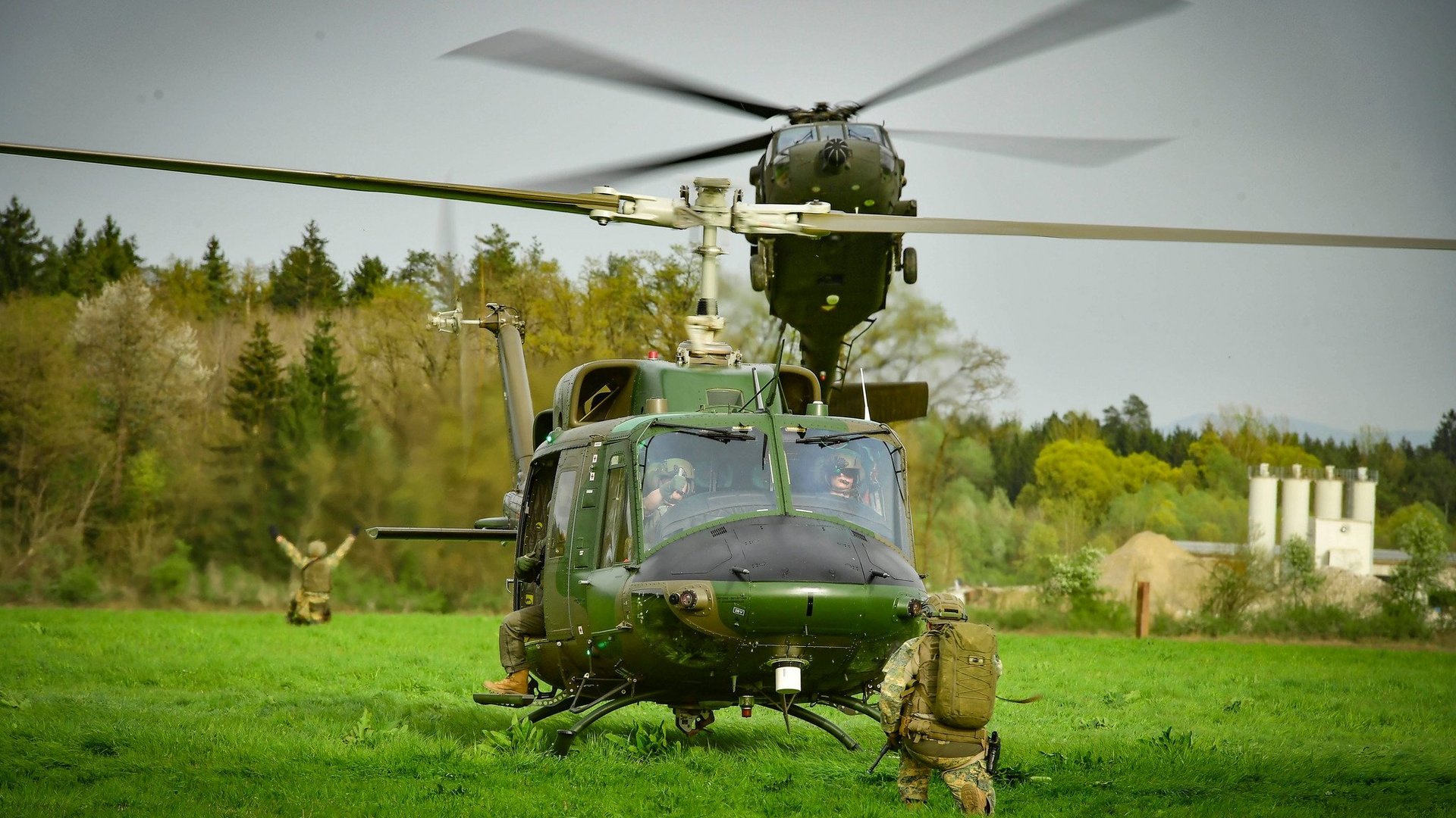 Ein Agusta Bell 212-Hubschrauber und ein S-70 "Black Hawk" bei der Luftlandeübung.