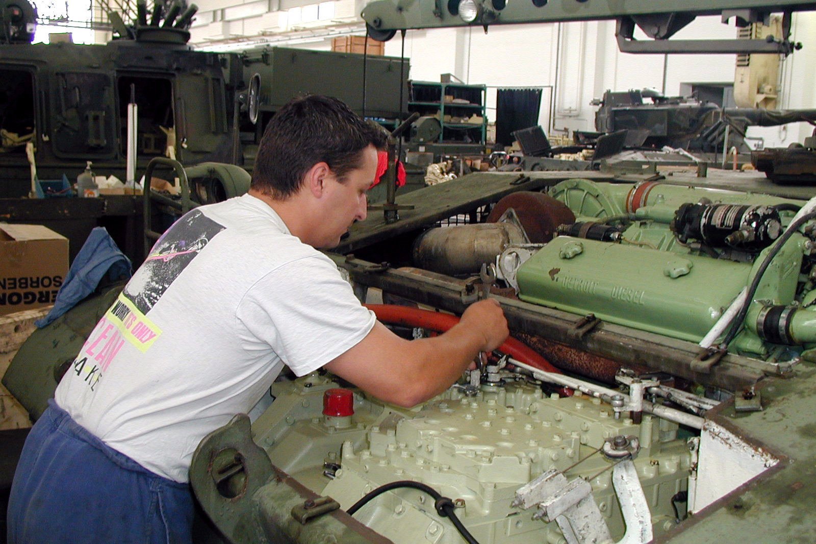 Im Heereslogistikzentrum Wien wird der Motor eines Schützenpanzers gewartet.