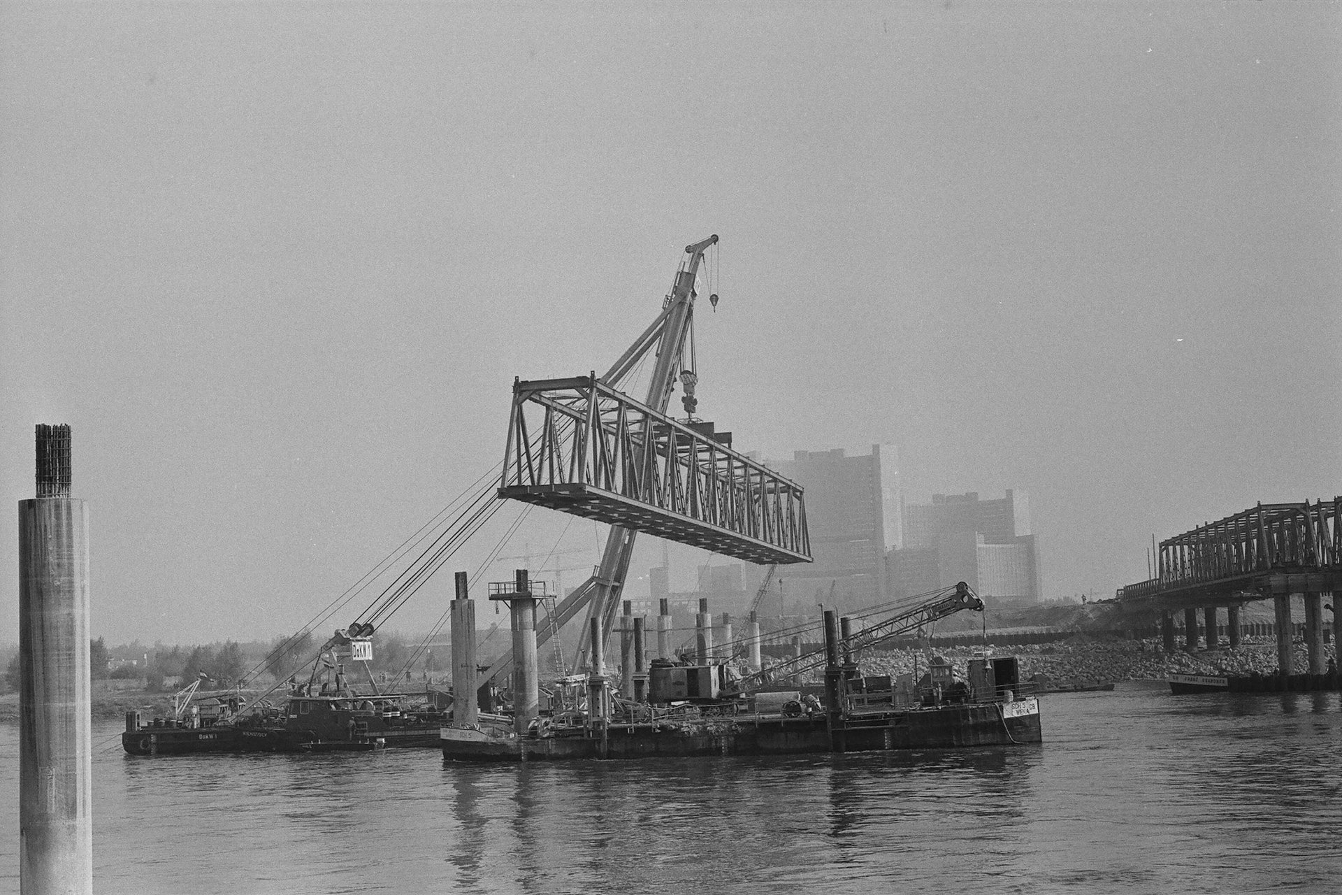 Ein Teil der neuen Brücke wird in Position gehoben.