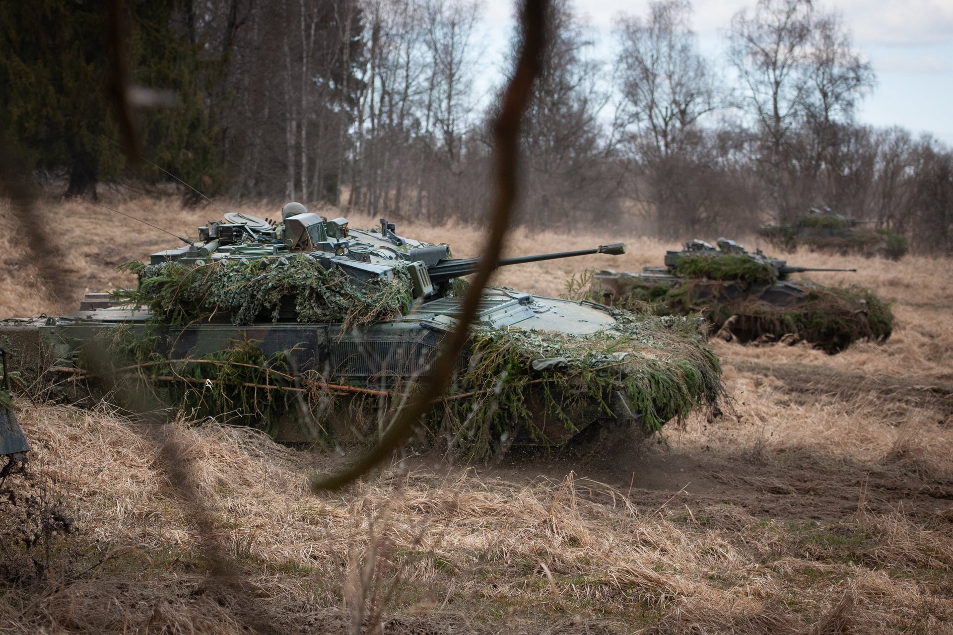 Schützenpanzer "Ulan" fahren durch das Gelände