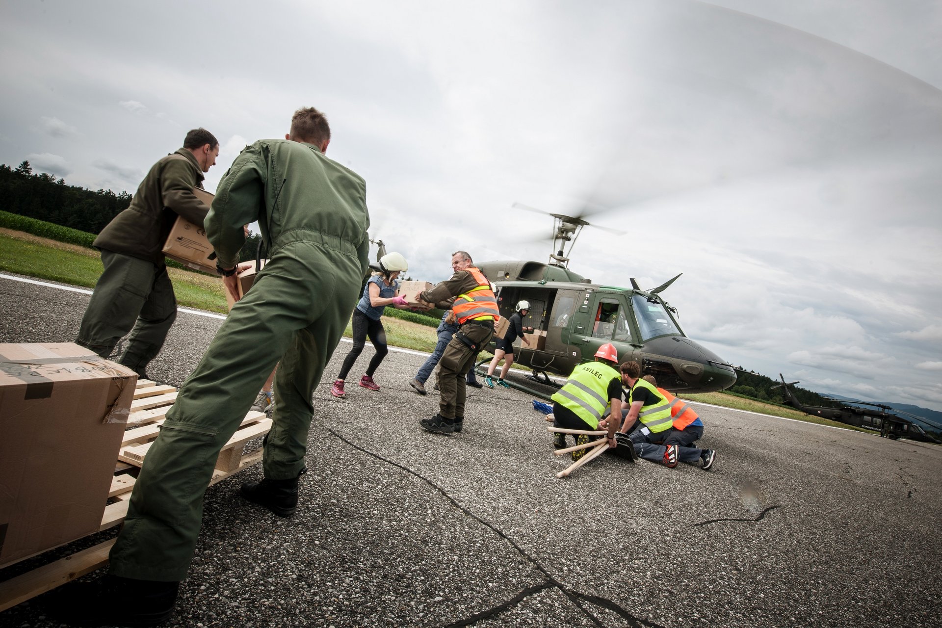 Hubschrauber des Bundesheeres helfen in Slowenien.