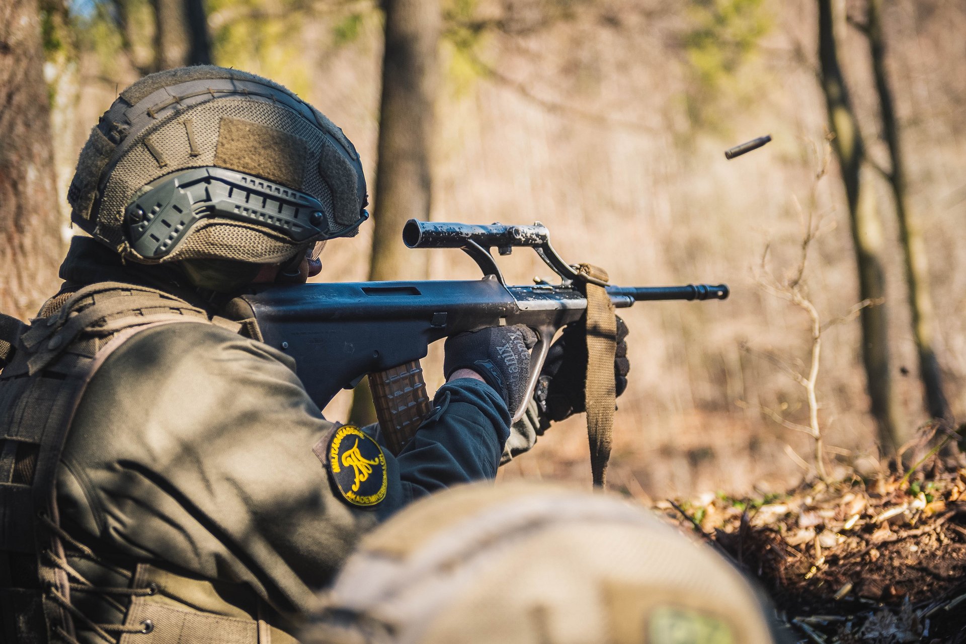 Ein Soldat schießt mit dem Sturmgewehr 77.