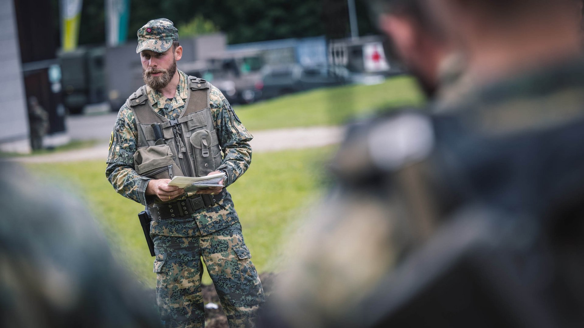 Ein Soldat gibt Befehle aus.