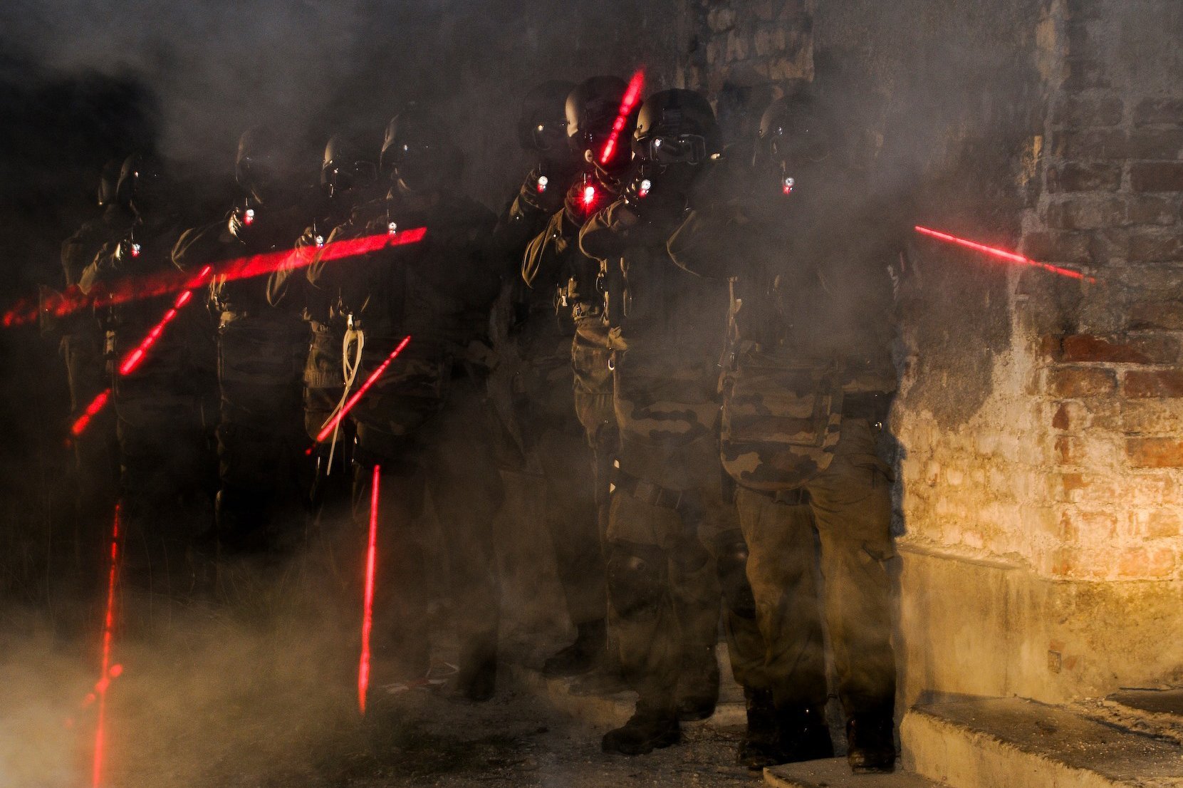Soldaten der Militärpolizei trainieren das Vorgehen in einem dunklen Raum.