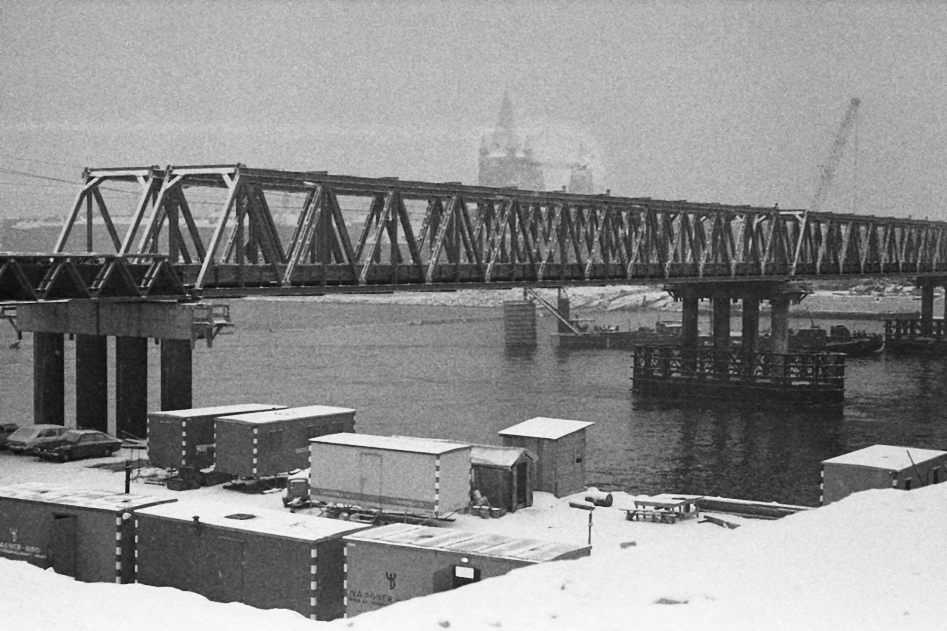 Am 19. Dezember, konnte die erste Ersatzbrücke in Betrieb gehen.