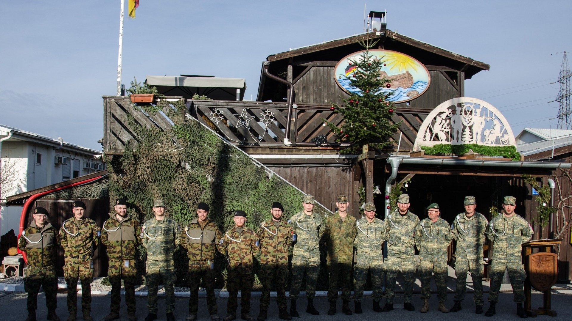 KFOR-Soldaten der "D-A-CH"-Kooperation (Deutschland, Österreich, Schweiz) mit der deutschen Schützenschnur.