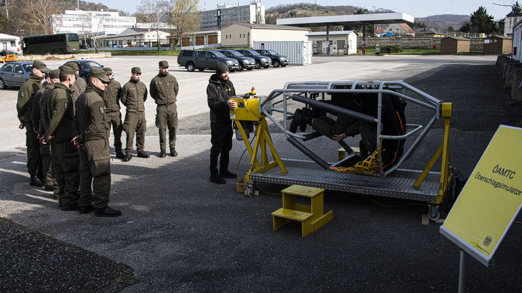 Die Soldaten erleben wie es sich anfühlt wenn sich ein Fahrzeug überschlägt