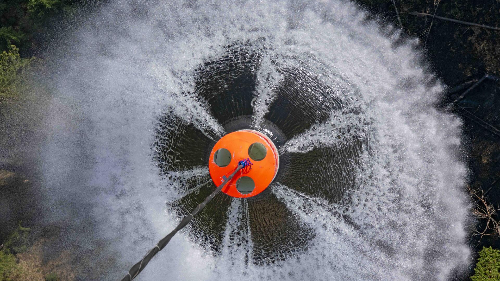 Löschwasser wurde über Brandstellen abgelassen.