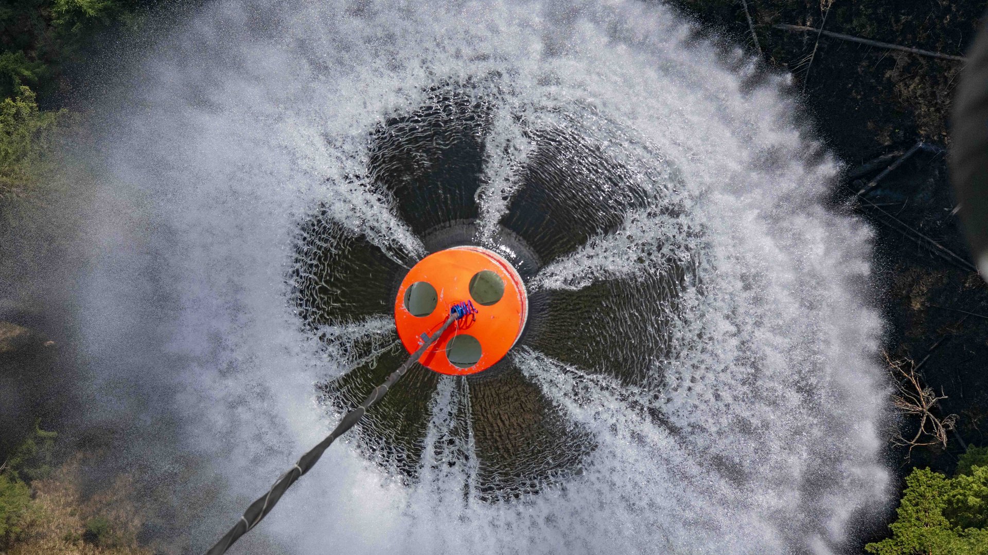 Abwurf des Wassers über dem betroffenen Gebiet. 