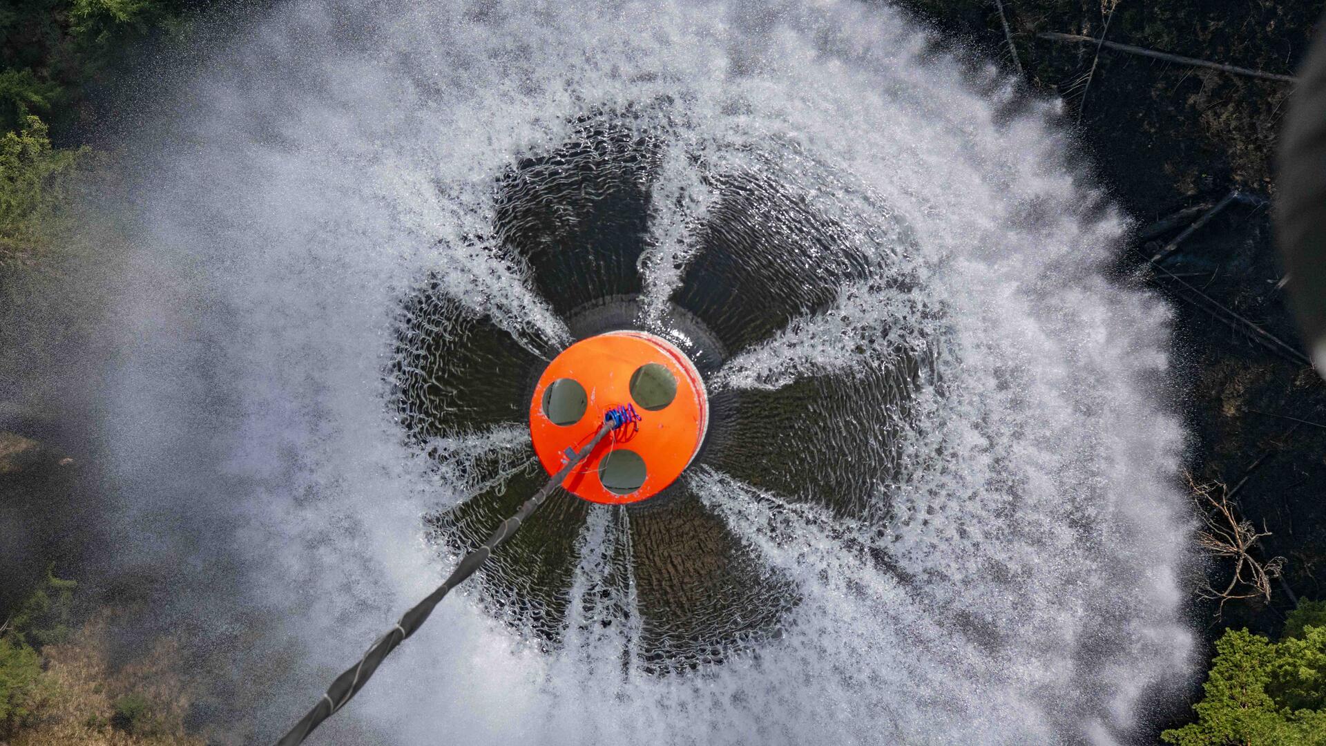 Abwurf des Wassers über dem betroffenen Gebiet. 