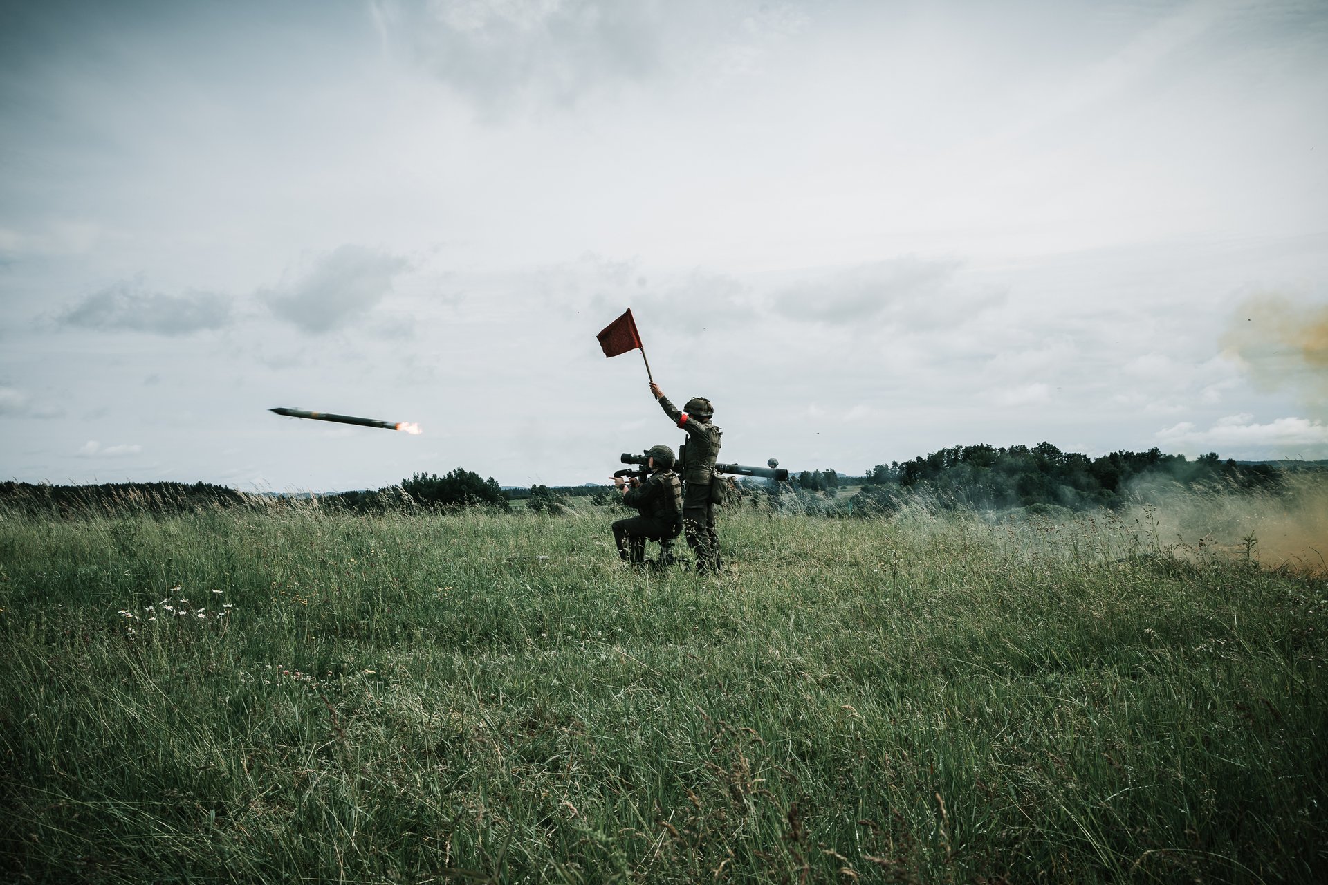 Zwei Soldaten beim abfeuern einer "Mistral" 