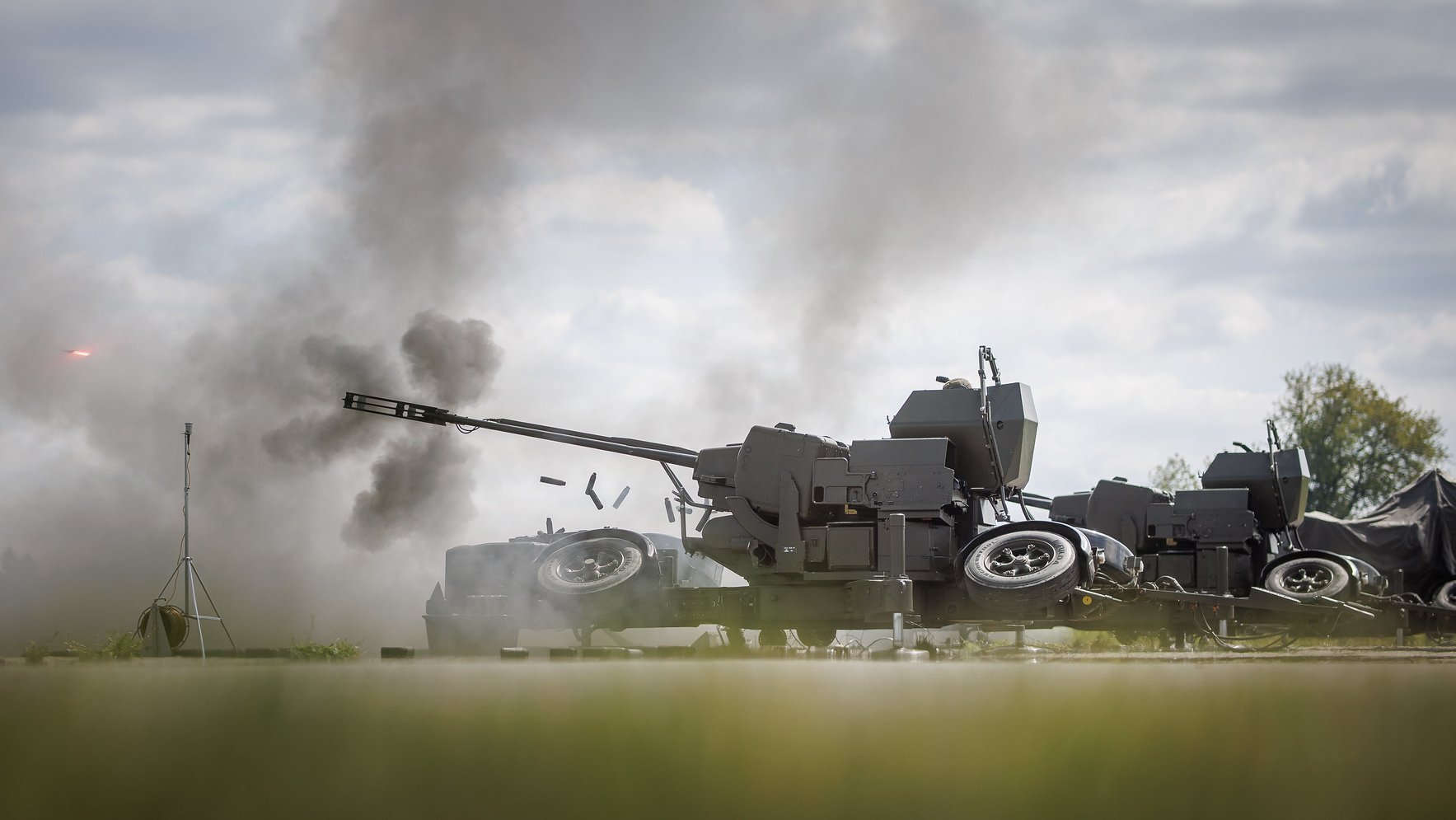 Die 35mm Zwillingsfliegerabwehrkanone 85 im scharfen Schuss.