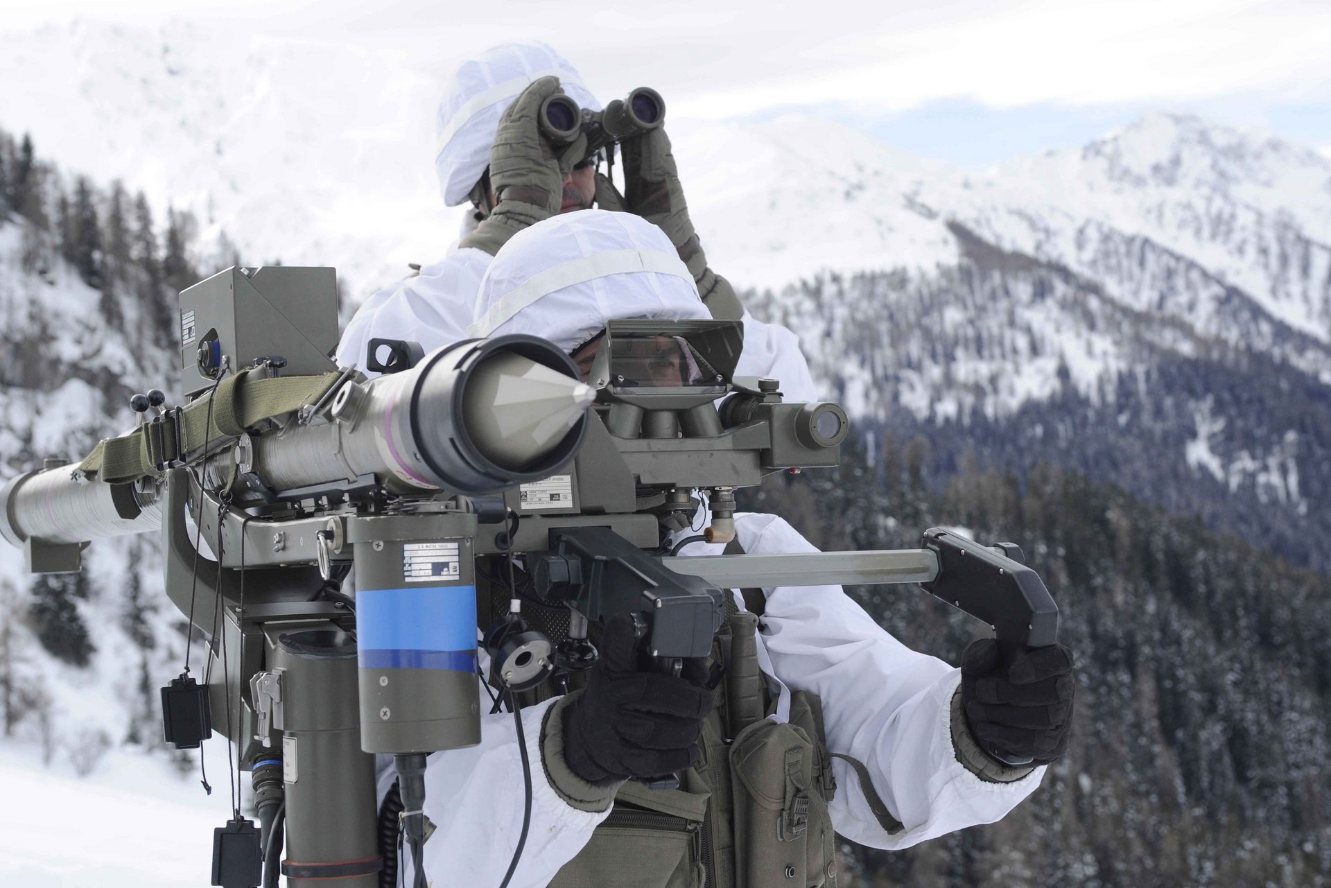 Eine Fliegerabwehrtrupp mit einer Lenkwaffe "Mistral" im Gebirge.