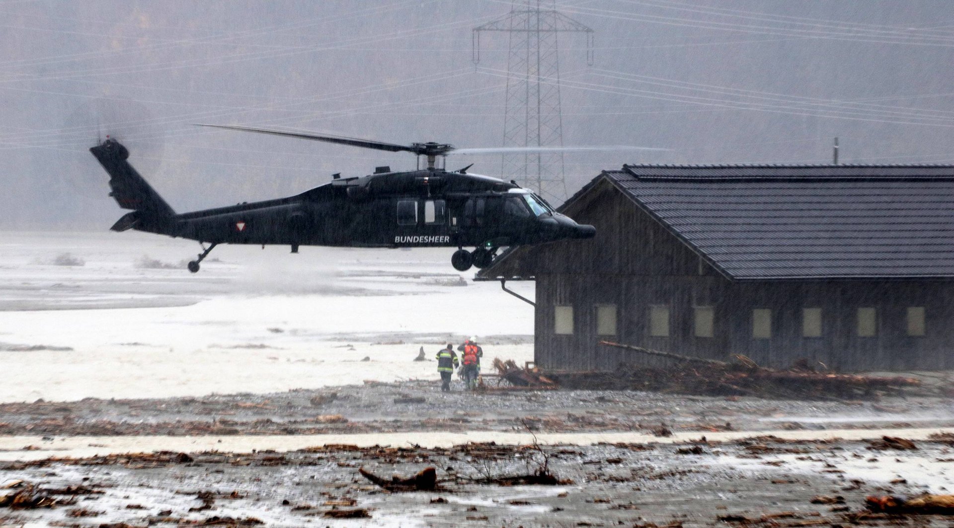 Ein S-70 "Black Hawk" bei einem Hochwassereinsatz.