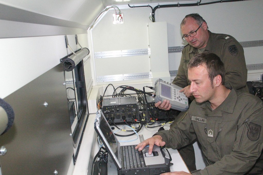 IKT-Soldaten prüfen eine Kommunikationverbindung.
