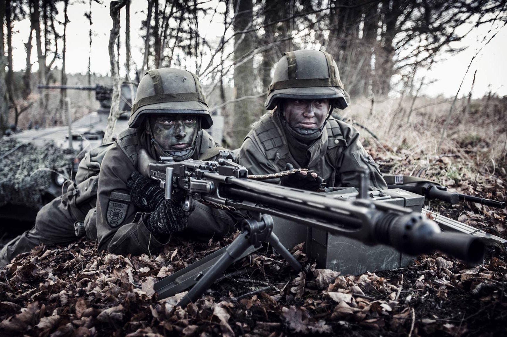 Soldat mit einem Maschinengewehr 74 im Einsatz