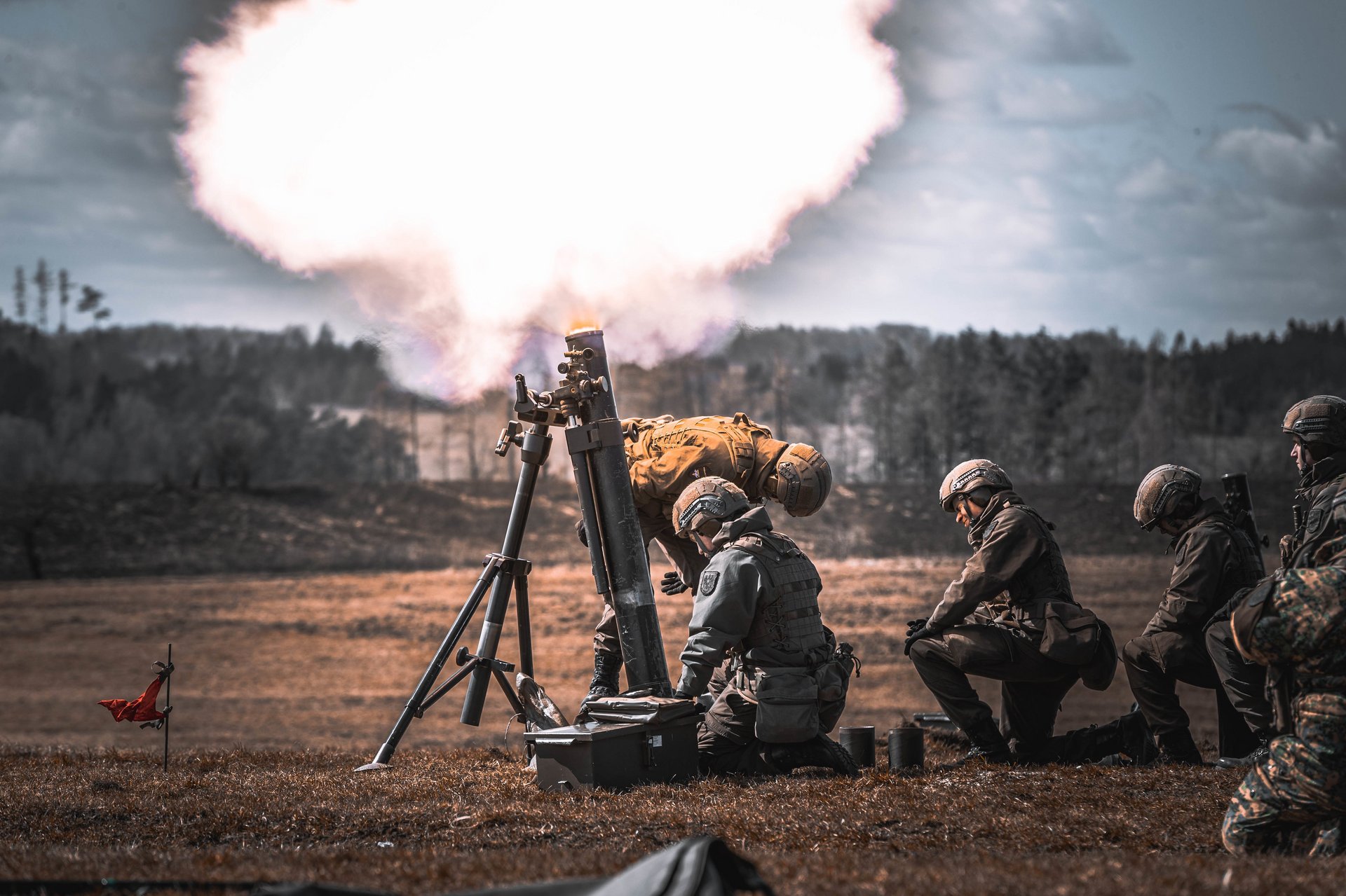 Soldaten schießen mit einem schweren Granatwerfer