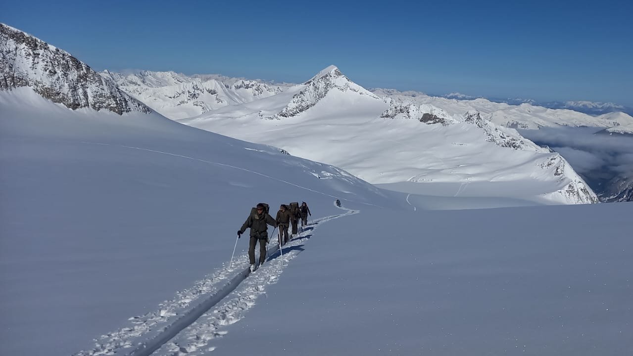 Schihochtouren sind Teil der anspruchsvollen Ausbildung. 