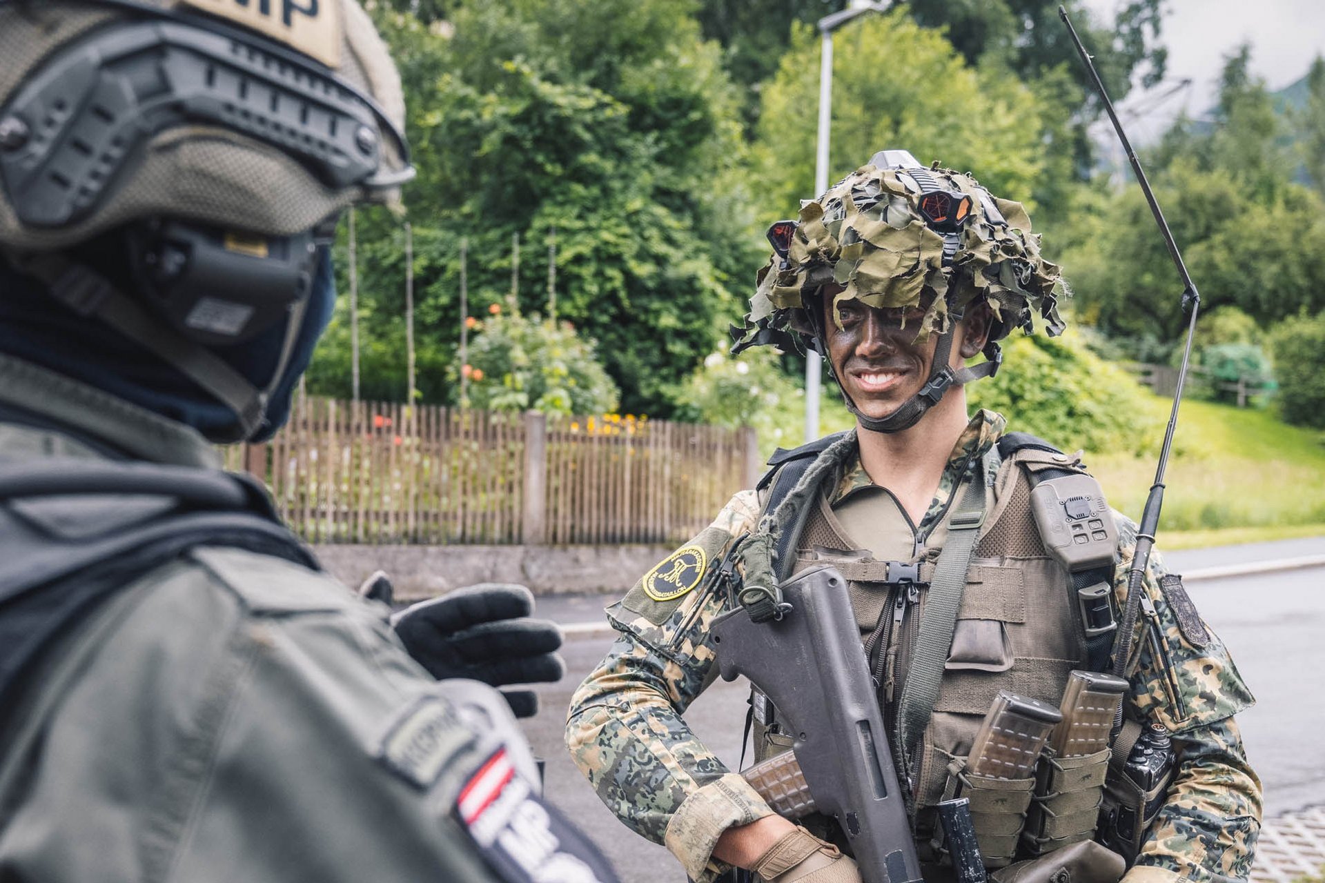 Zwei Soldaten unterhalten sich während einer Übung.