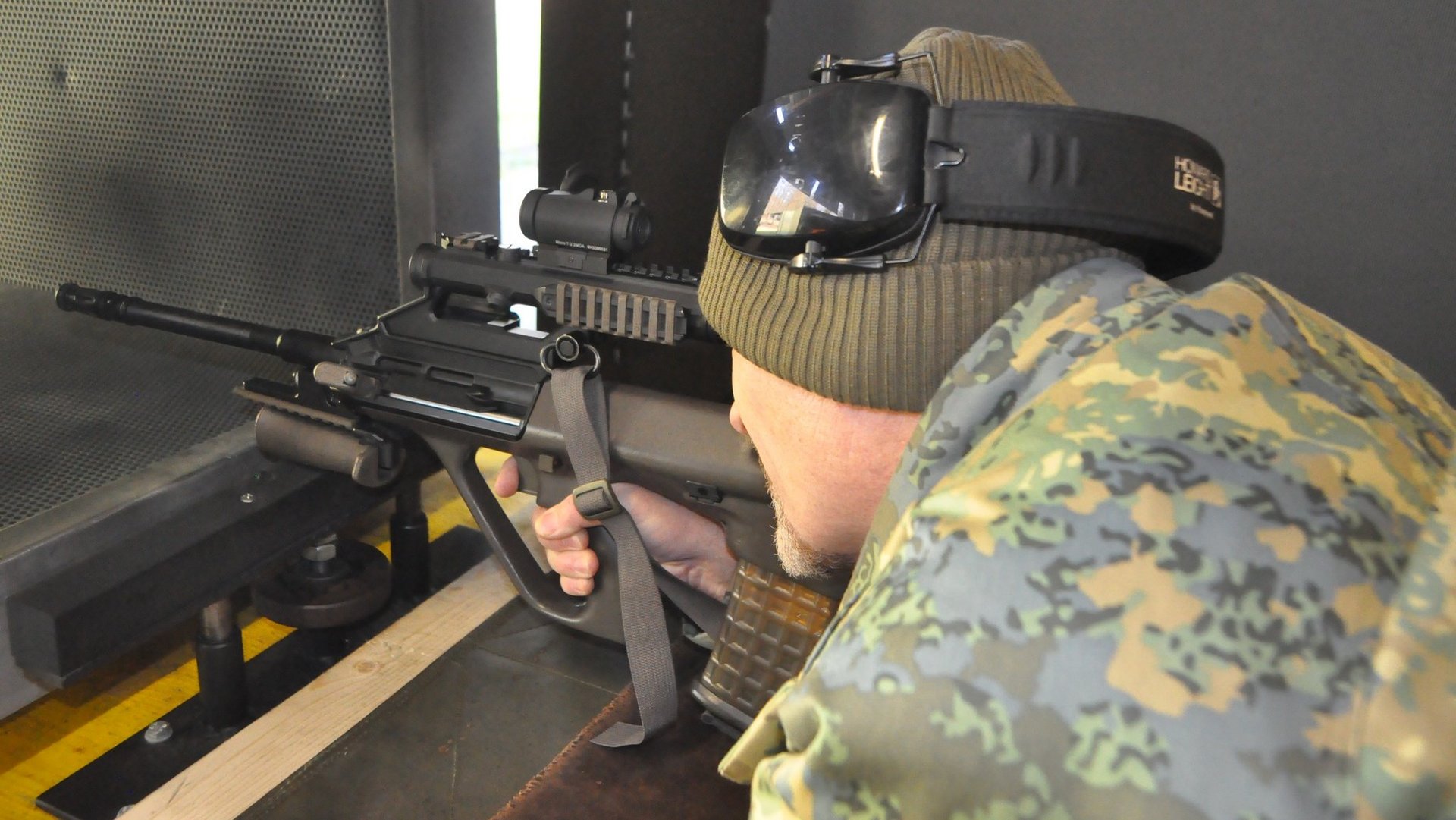 Die Soldaten des Panzerbataillons 14 trainieren bereits mit dem modifizierten Sturmgewehr.