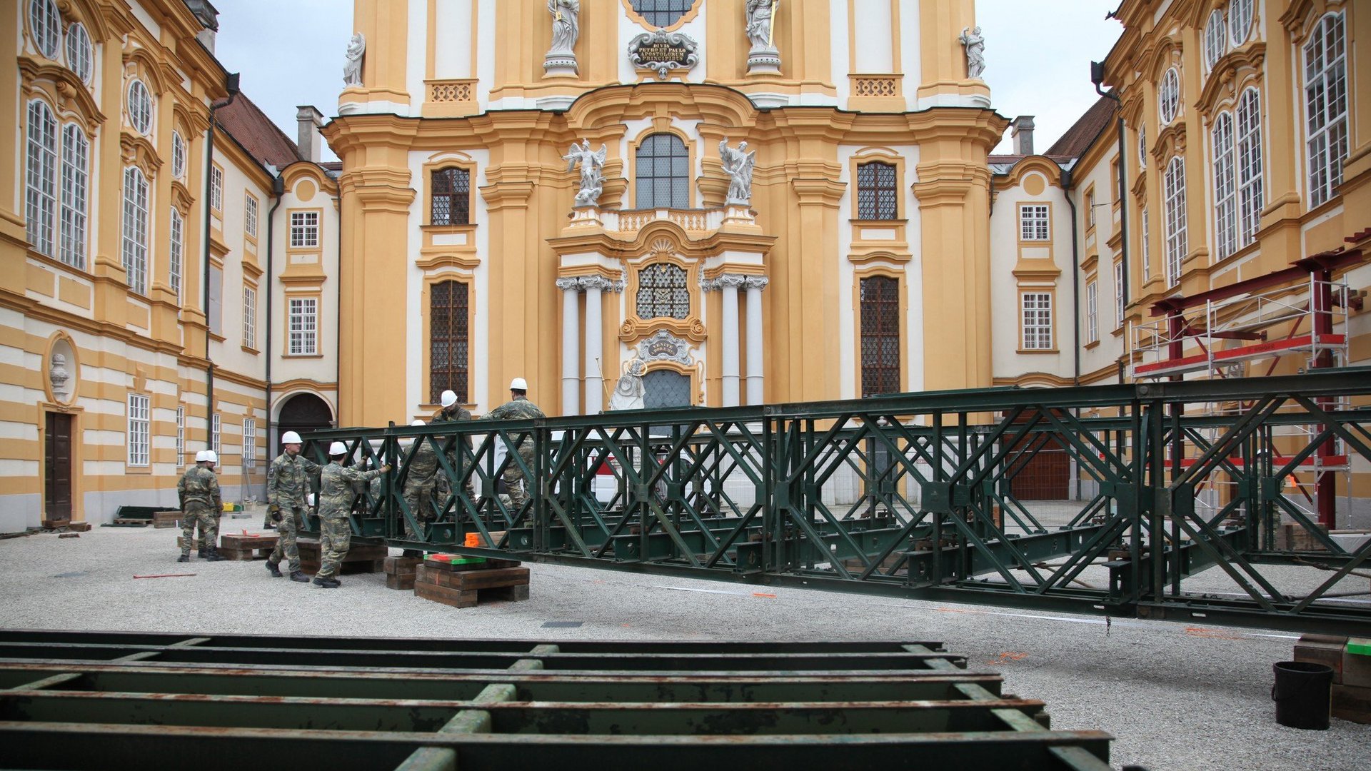 Pioniere errichten eine Ersatzbrücke für das Stift Melk.