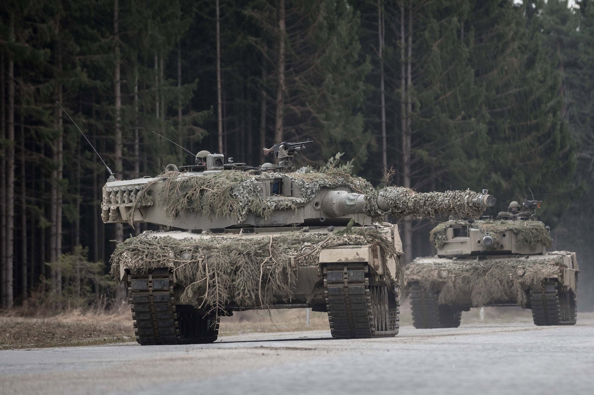 Kampfpanzer "Leopard" 2A4 fahren eine Straße entlang.